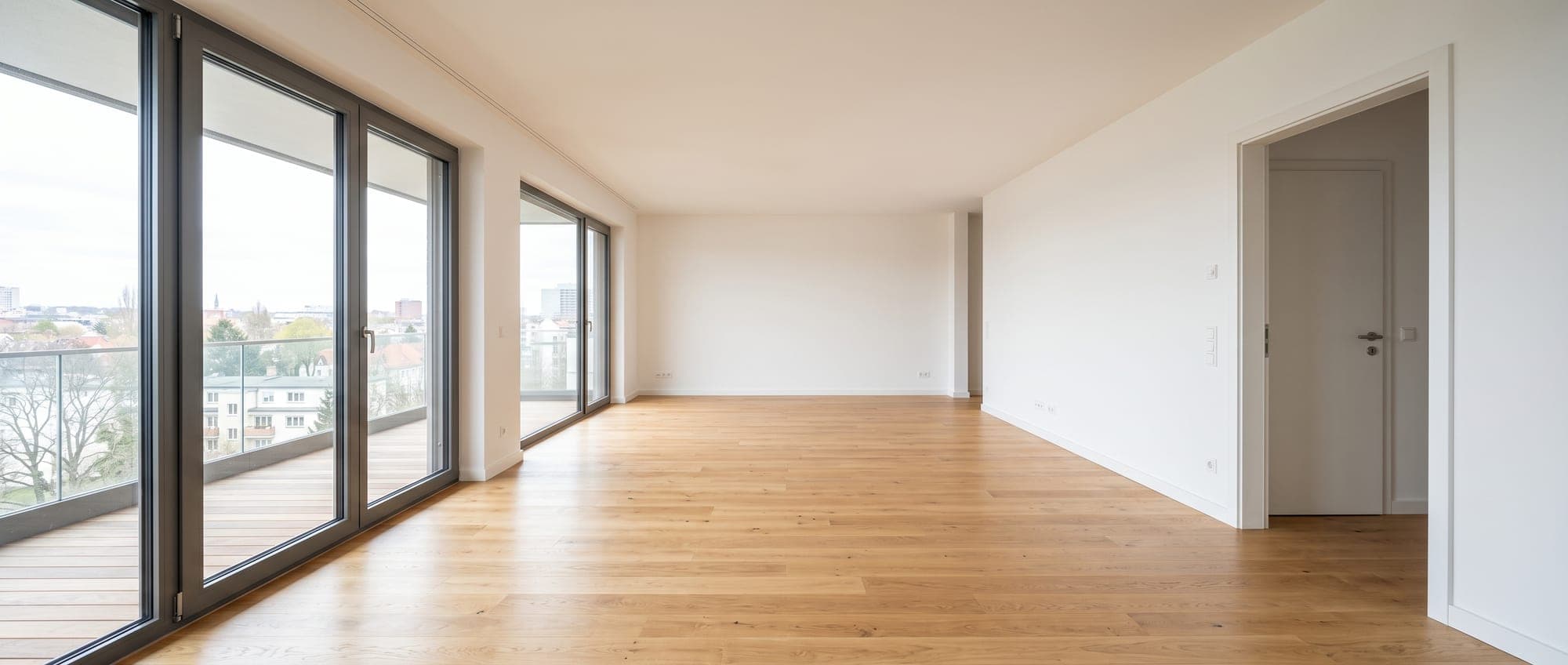 Frisch gestrichener heller Wohnraum mit sauberen Kanten