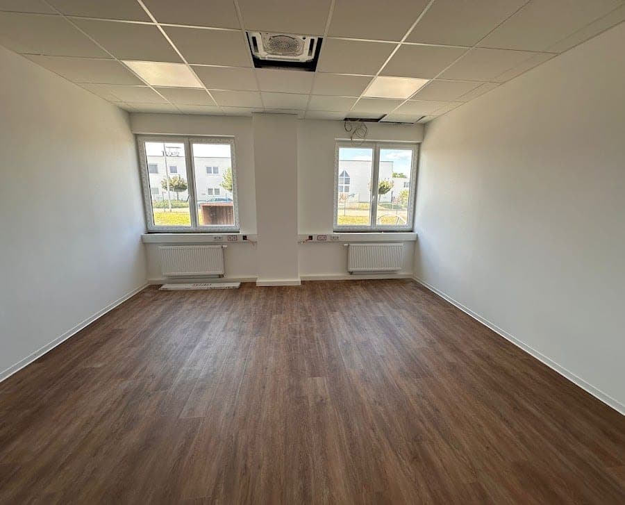 Fertig renovierter heller Wohnraum mit neuem Boden